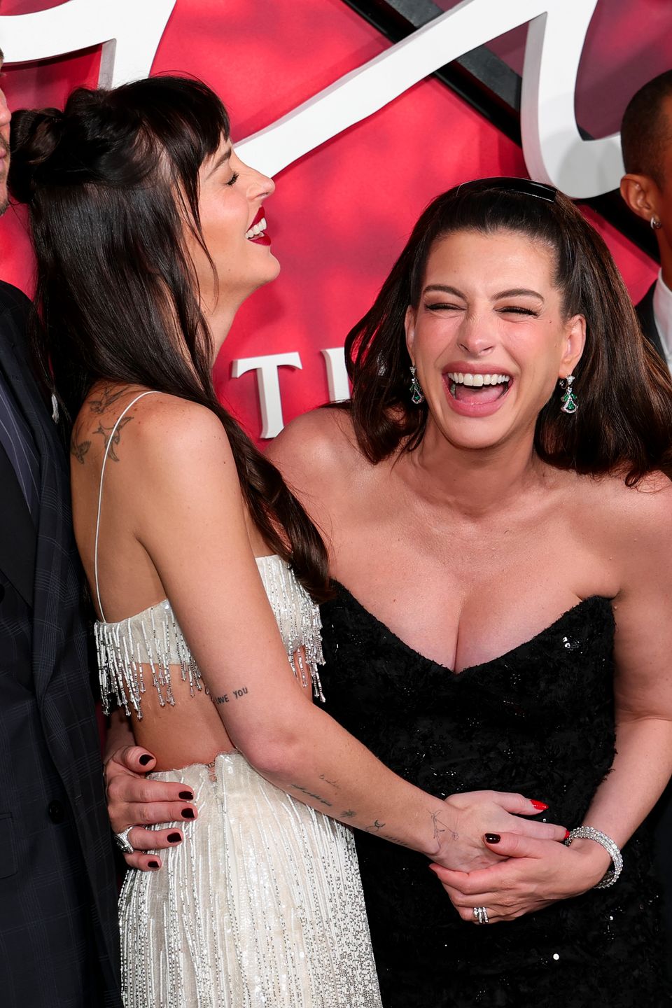 Anne Hathaway i Dakota Johnson