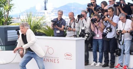 Roman Polański stroi miny i próbuje robić "jaskółkę" w Cannes (ZDJĘCIA)