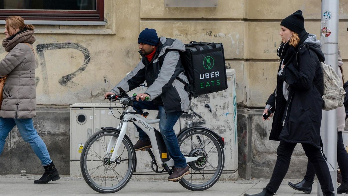Zwłaszcza kurierzy rowerowi są na cenzurowanym sanepidu.