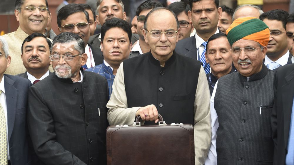 Arun Jaitley ze współpracownikami i najważniejsza w kraju teczka ze skóry.