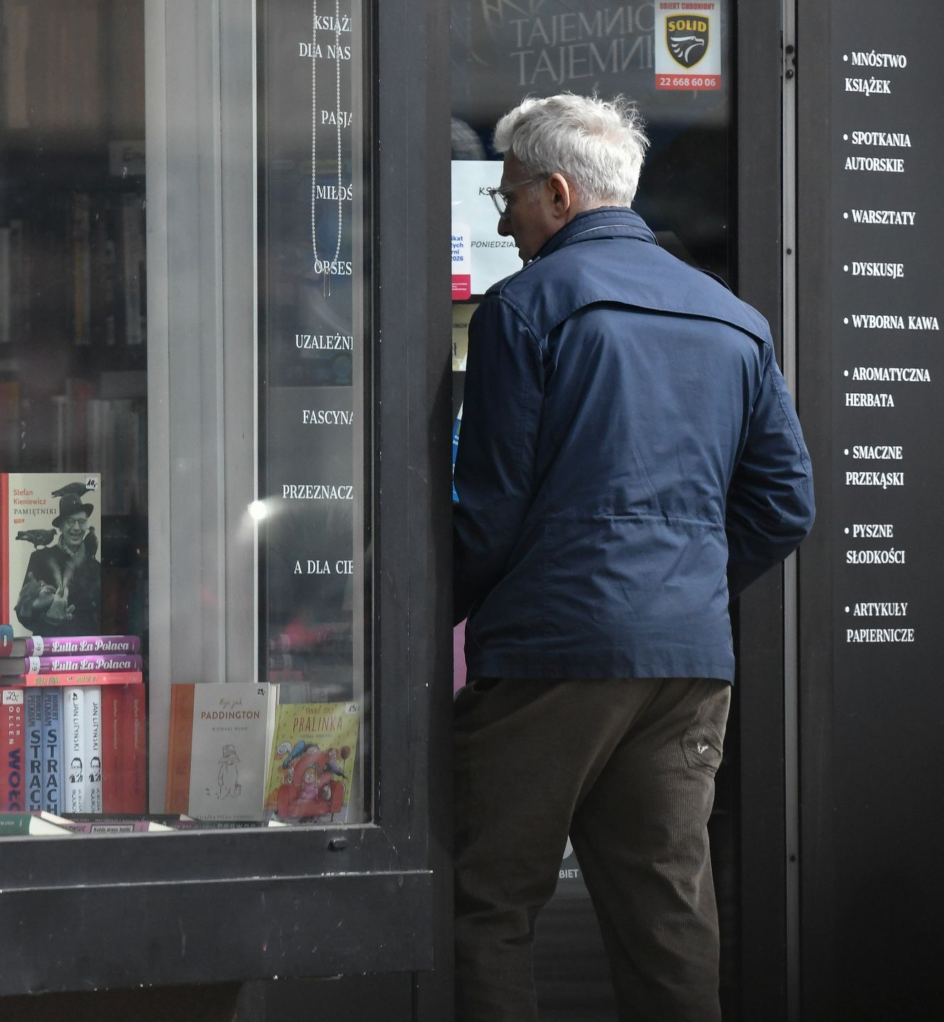 Hubert Urbański sfotografowany z drogim zegarkiem
