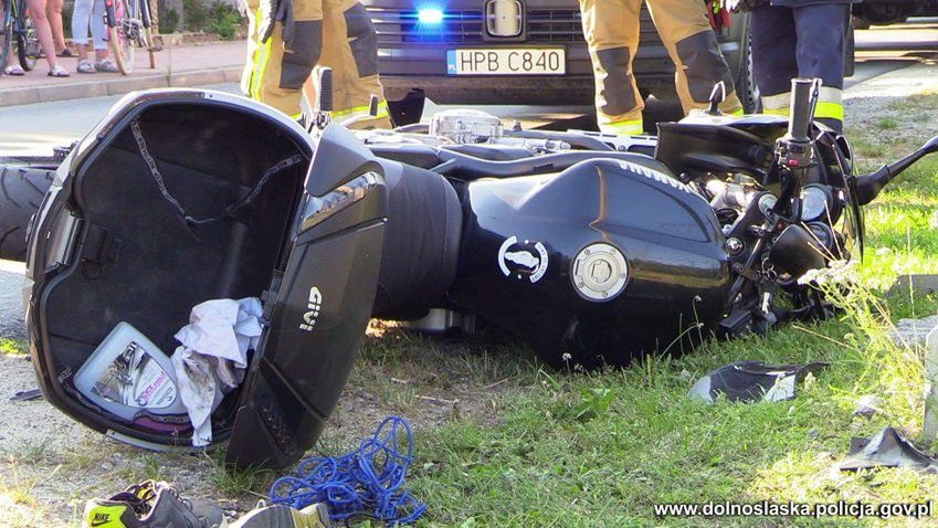 Pijany i bez prawa jazdy. Motocyklista miał mnóstwo szczęścia