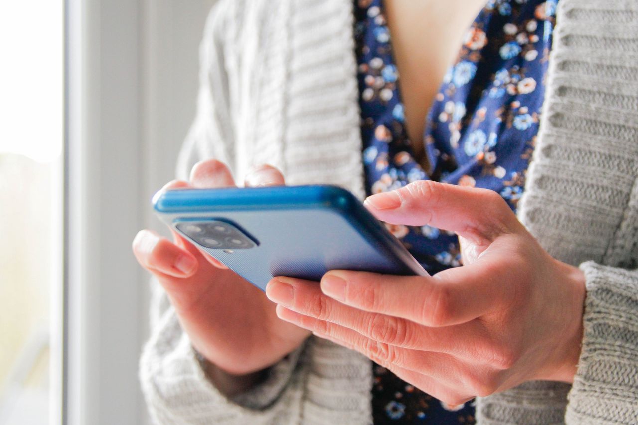 "Mamo, to mój nowy numer telefonu". Fala oszustw w Polsce. Wybierają dwa sposoby