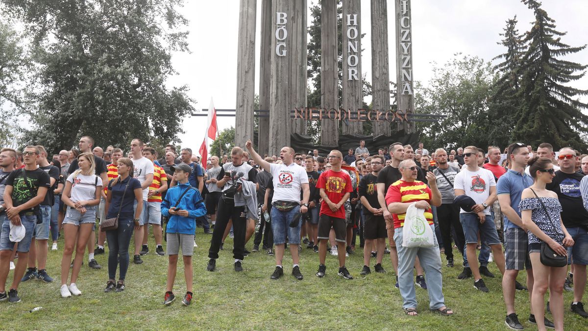 Przeciwnicy I Marszu Równości w Białymstoku, organizowanego przez Stowarzyszenie Tęczowy Białystok