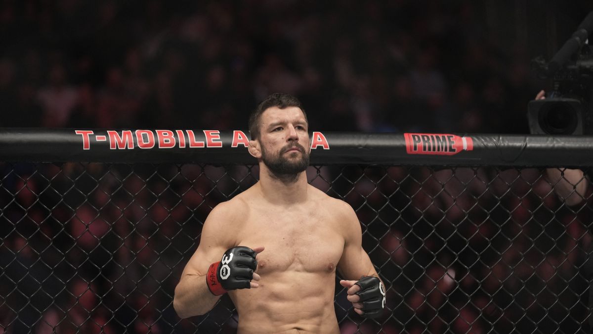 LAS VEGAS, NV - MARCH 4: Mateusz Gamrot prepares to fight Jalin Turner in their Lightweight fight during the UFC 285 event at T-Mobile Arena on March 4, 2023 in Las Vegas, NV, USA. (Photo by Louis Grasse/PxImages/Icon Sportswire via Getty Images)