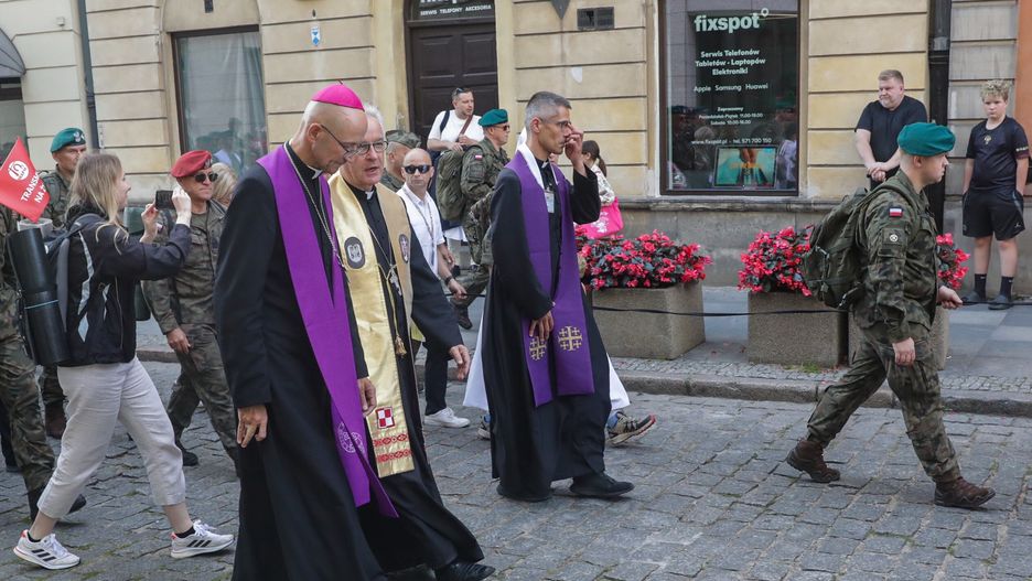 Warszawa, 05.08.2025. Metropolita warszawski abp Adrian Galbas (L) i biskup polowy Wojska Polskiego Wiesław Lechowicz (2L) z uczestnikami 45. Warszawskiej Akademickiej Pieszej Pielgrzymki Metropolitalnej na Jasną Górę, 5 bm. Warszawska Akademicka Pielgrzymka Metropolitalna (WAPM) wyruszyła ze stołecznego kościoła św. Anny przy Krakowskim Przedmieściu w drogę do Częstochowy. Jej tegorocznym hasłem przewodnim są słowa ?Napełnieni Duchem Świętym?. (mr) PAP/Tomasz Gzell ***Do tego materiału zdjęciowego dostępna jest również depesza w systemie CSI, pt.: Abp Galbas: pielgrzymka to nie wakacyjna przygoda czy życiowy challenge, ale rekolekcje***