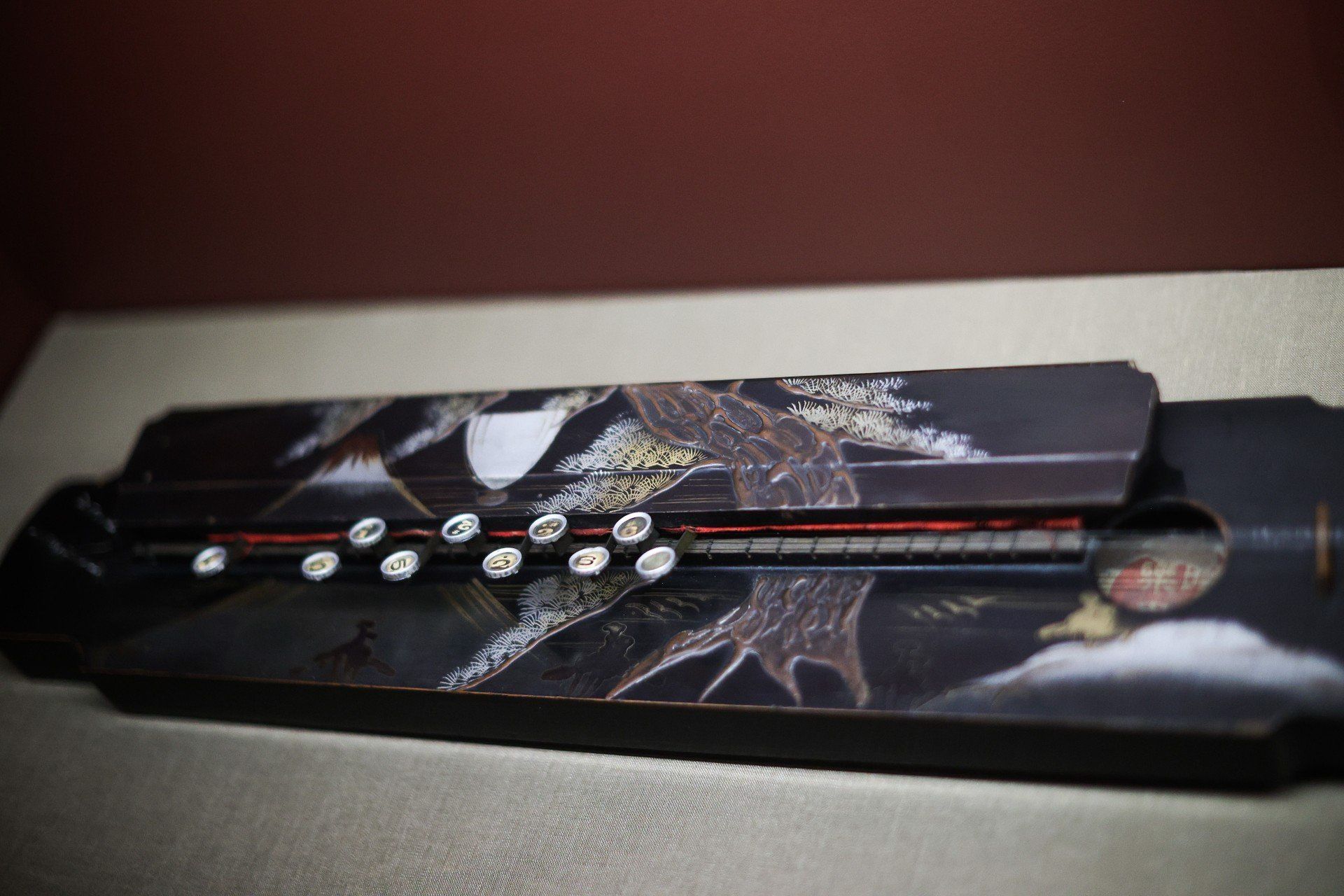 Kilkaset przedmiotów z japońskiej laki znalazło się na nowej wystawie w Muzeum Manggha