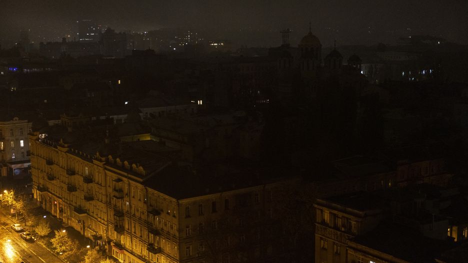 W nocy 25 października w Kijowie wciąż można się było w niektórych miejscach cieszyć z dostępu do energii elektrycznej, jednak wkrótce mogą nadejść trudniejsze chwile  
(Paula Bronstein)