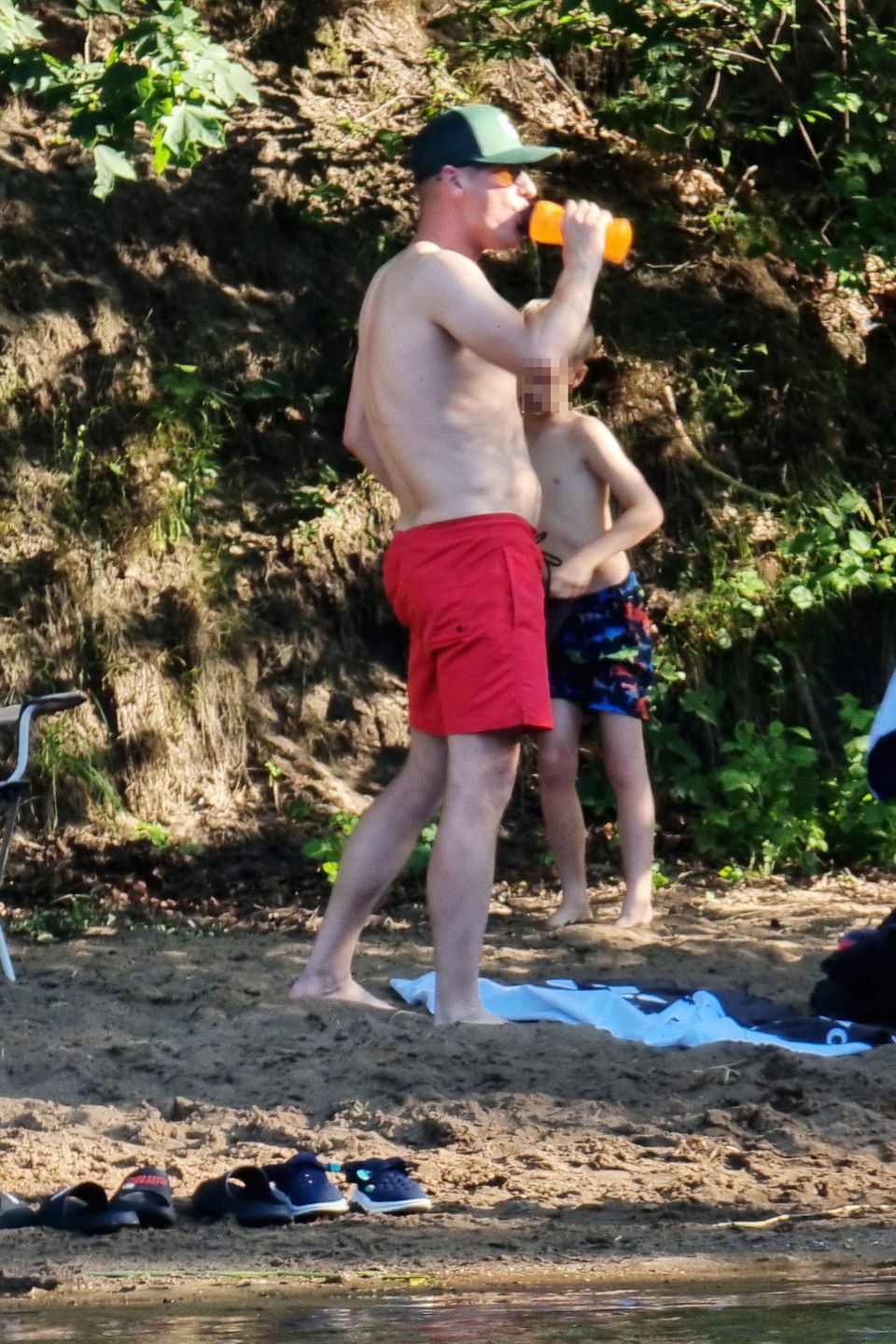Marcin Mroczek zabrał synów nad rzekę