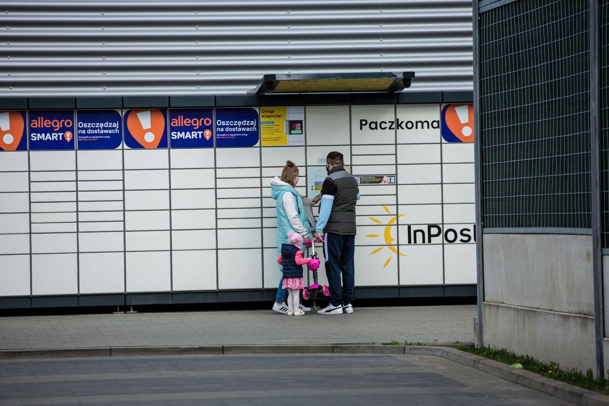 Dane wskazują, że w Polsce jest już ponad 21 tys. automatów paczkowych, a w ciągu roku ich sieć wzrosła aż o 45 proc. 