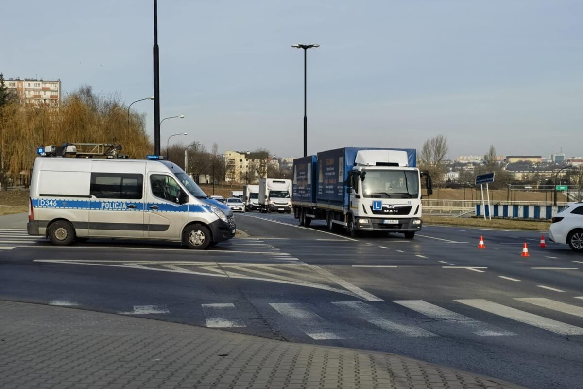 Zderzenie toyoty z citroenem na rondzie przy Makro