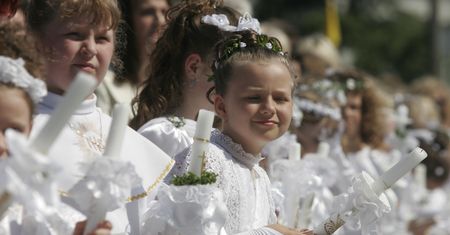 Komunia spędza rodzicom sen z powiek. "Nie chcę, żeby myślała o piniatach"