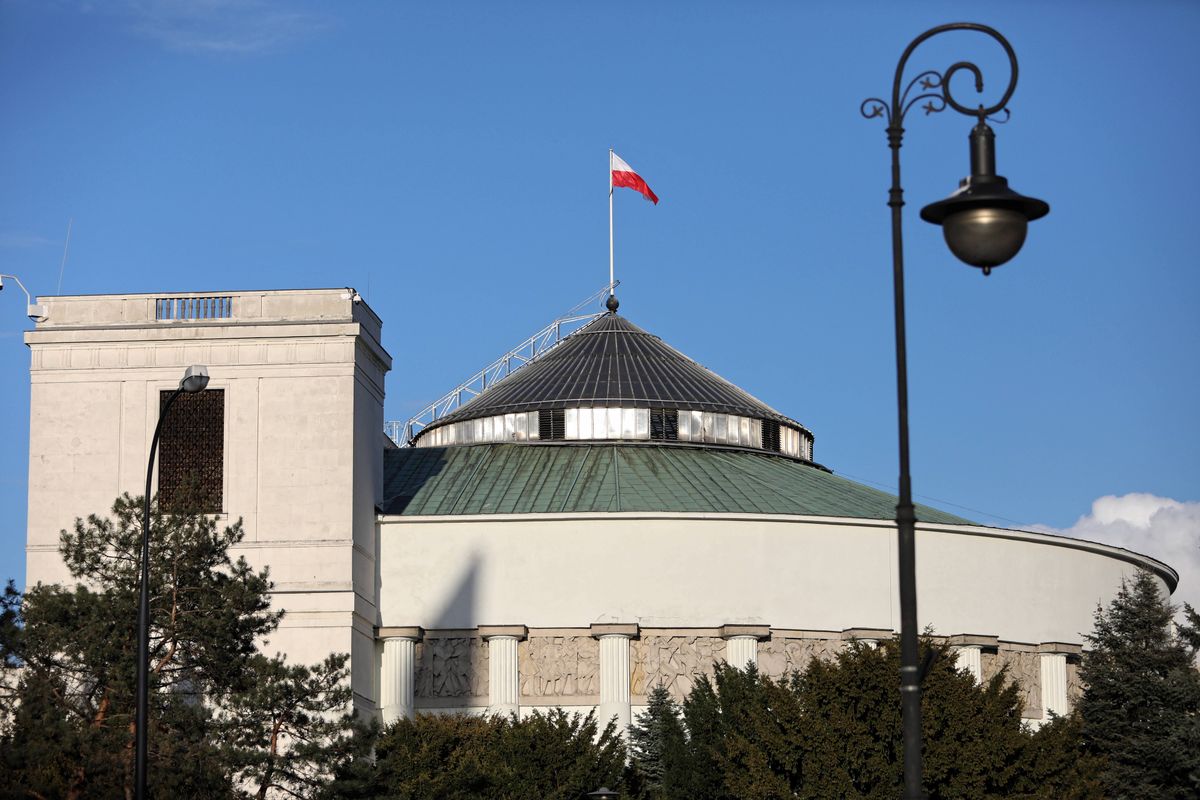 Warszawa. Życiu postrzelonego funkcjonariusza Straży Marszałkowskiej nie zagraża niebezpieczeństwo