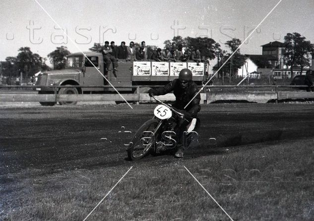 Prawdopodobnie jedyne zdjęcie z zawodów na torze Slodob zachowało się w archiwum Agencji Prasowej Republiki Słowackiej. Jest opatrzone datą 1948, więc z programu wynika, iż zawodnikiem powinien być Vaclav Kinzl na motocyklu JAP 350.