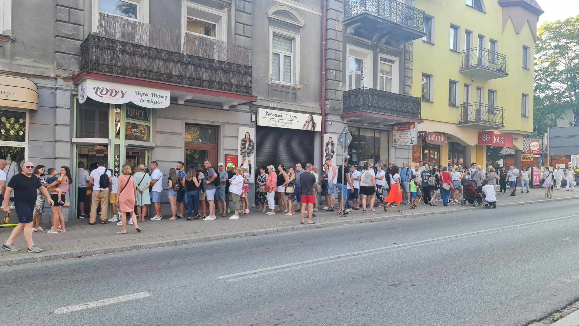 Kolejka do popularnej lodziarni w Krynicy 12 sierpnia br.