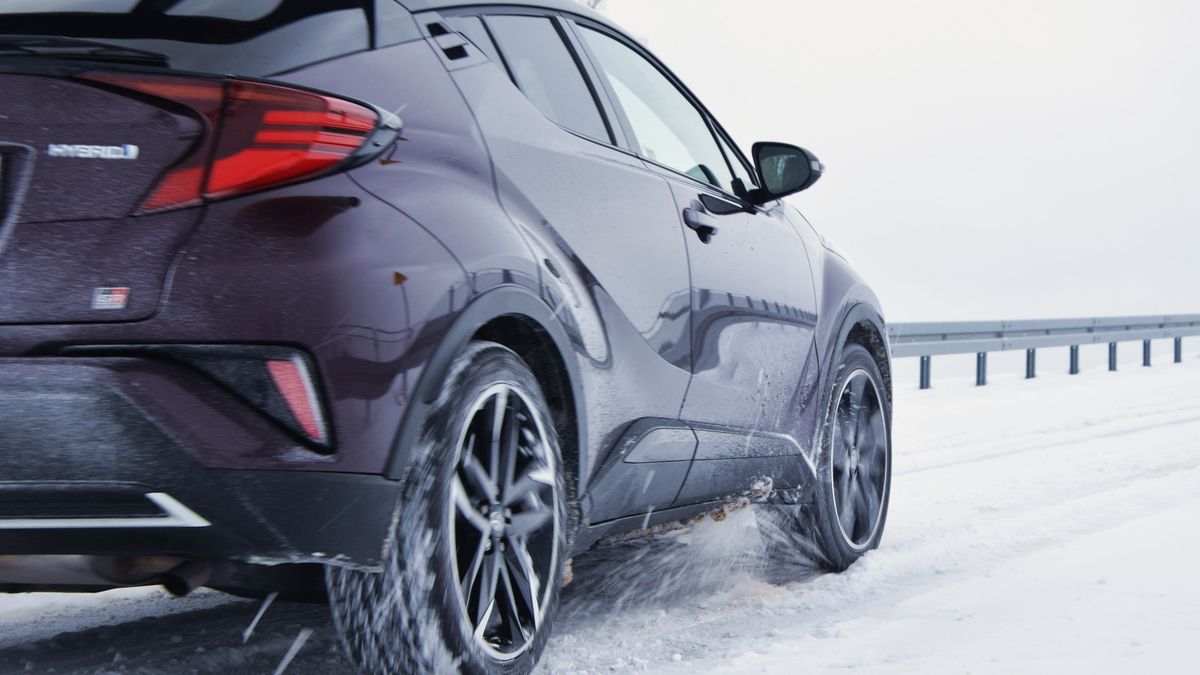 Na śnieżnej brei auto lepiej radzi sobie bez kontroli trakcji