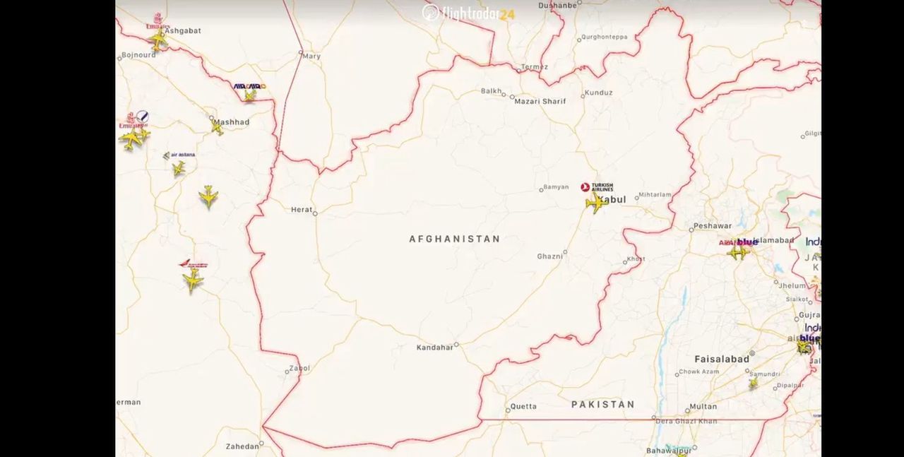 Tak wygląda niebo nad Afganistanem. Pustka i samoloty transportowe lądujące w Kabulu