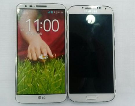 LG G2 i Galaxy S4 (fot. androidcommunity.com)