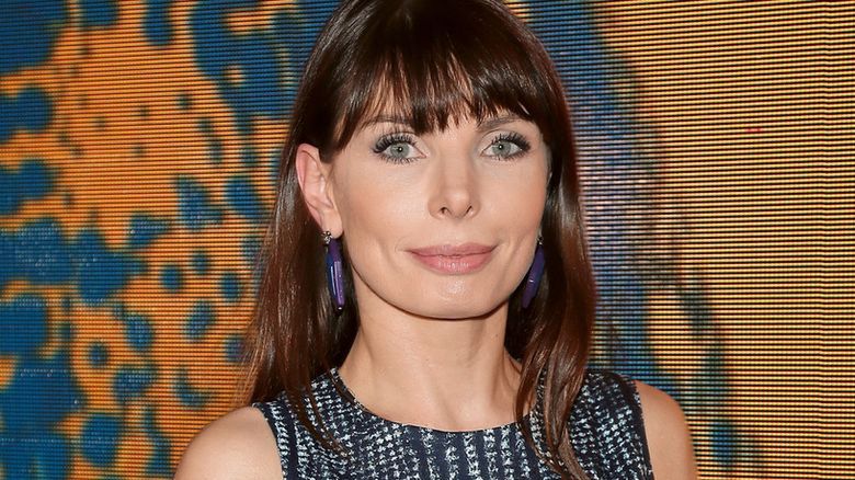 plan amerykański, makijaż delikatny, kolczyki fioletowe, fryzura, Agnieszka Dygant