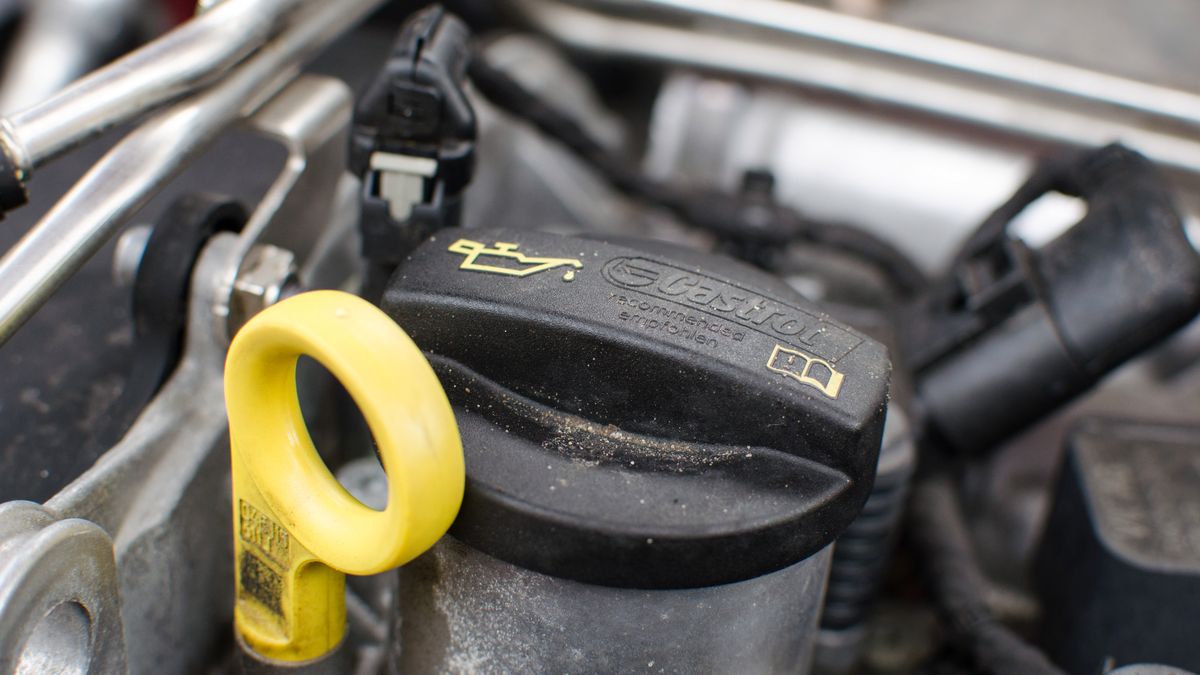 Olej silnikowy czasami ma spadki ciśnienia, ale nie musi to oznaczać braku środka.