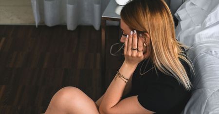 "Lovebombing" to sygnał. Często kończy się fatalnie