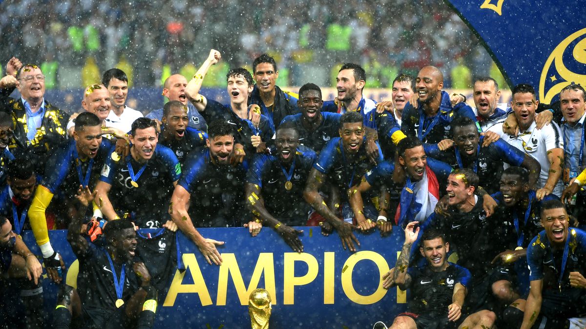 Zdjęcie okładkowe artykułu: Getty Images / Shaun Botterill / Staff / Na zdjęciu: piłkarze reprezentacji Francji z Pucharem Świata