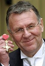 Tom Wilkinson z małym chłopcem