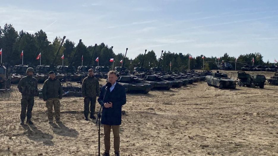 Mariusz Błaszczak w w Nowej Dębie ogłasza kolejne umowy na sprzęt wojskowy