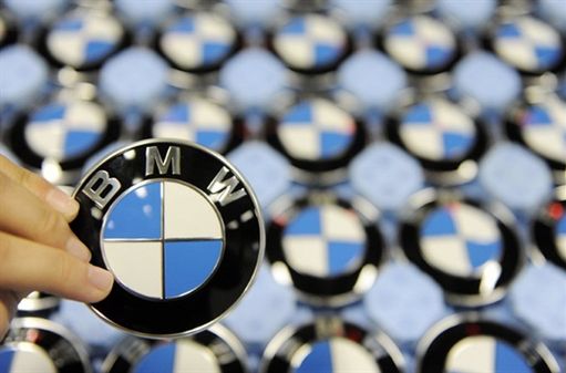 BMW zawiesza produkcję z powodu zakazu lotów. Inni liczą straty