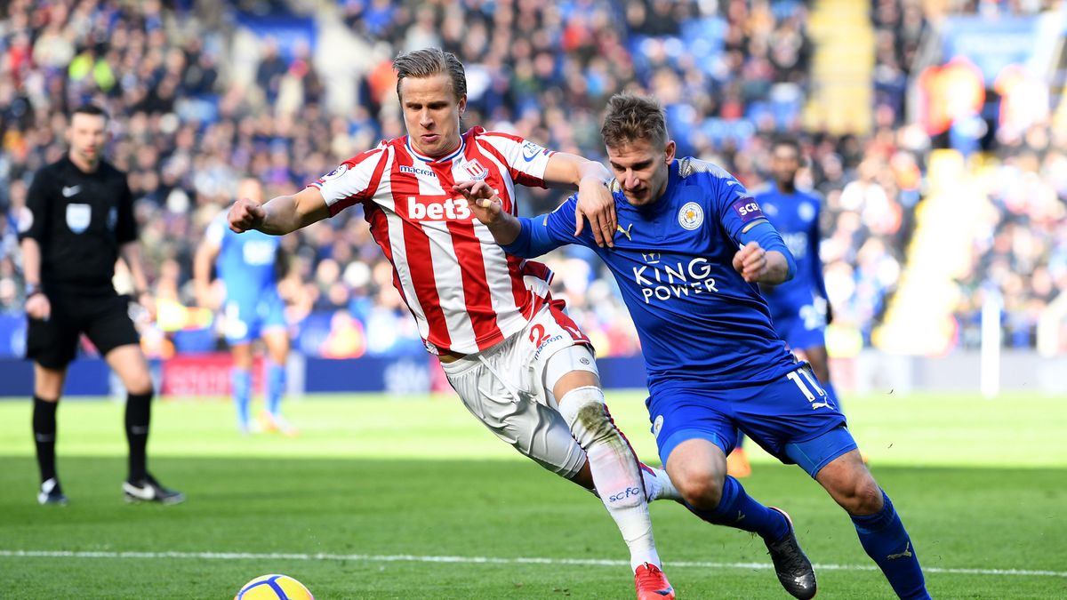 Moritz Bauer ze Stoke City (po lewej) i Marc Albrighton z Leicester City (po prawej)