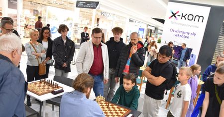 Zielona Góra: Ludzie na zakupach przystawali i patrzyli, co się dzieje. Pierwszy raz w Galerii Focus Mall młodsi i starsi grają w szachy
