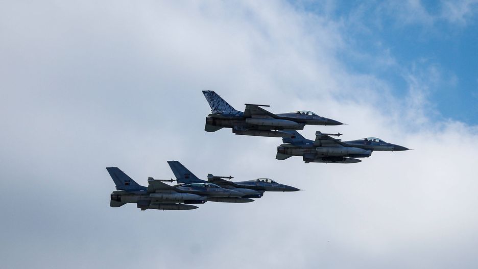 50th anniversary of the Carnation Revolution in Portugal
epa11299646 F-16 flight jets fly over Lisbon during the military ceremony marking the Carnation Revolution 50th anniversary, Portugal, 25 April 2024. Portugal celebrates the 50th anniversary of the Carnation Revolution that ended the authoritarian regime of Estado Novo (New State) that ruled the country between 1926 to 1974.  EPA/ANTONIO PEDRO SANTOS 
Dostawca: PAP/EPA.
ANTONIO PEDRO SANTOS