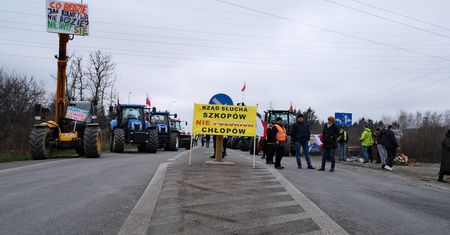 Protest rolników pod Lublinem zmienia formę. W niedzielę puszczą kierowców przez blokadę, od rana będą rozdawać jabłka i palmy