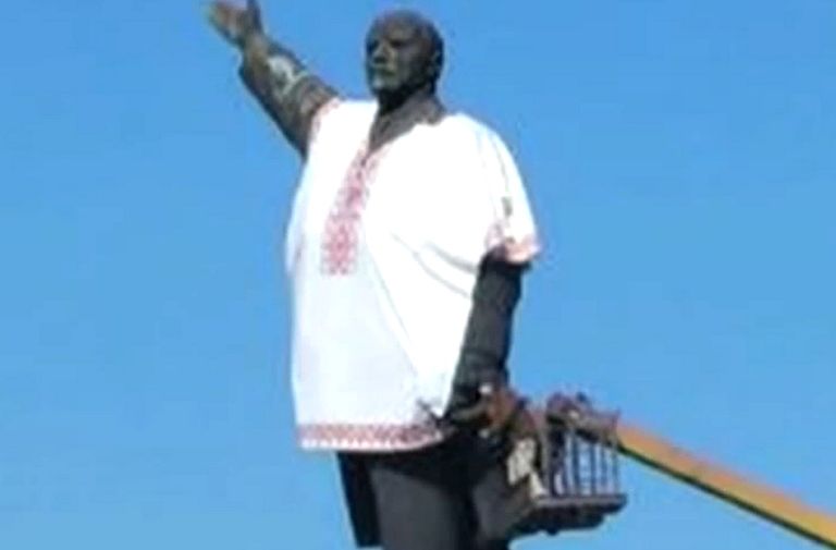 Pomnik Lenina został ubrany w koszulę