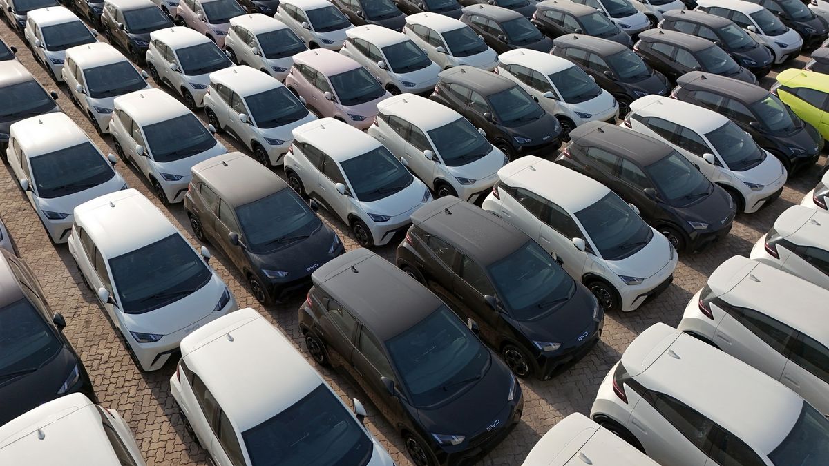 UE może wprowadzić cła na chińskie samochody elektryczne. Na zdjęciu auta marki BYD, przeznaczone na eksport