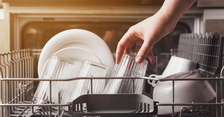 Koniec z ręcznym zmywaniem – TOP 5 zmywarek do nowoczesnej kuchni