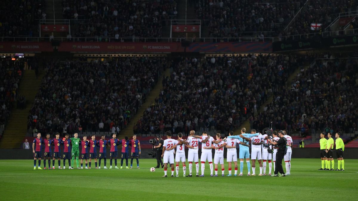 Getty Images / David Ramos / Na zdjęciu: minuta ciszy przed meczem FC Barcelona - Sevilla