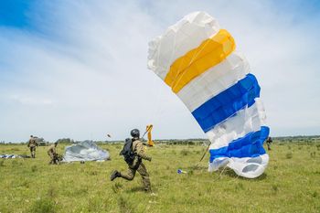Spadochroniarze zderzyli się w locie. Trafili do szpitala