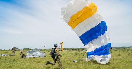Spadochroniarze zderzyli się w locie. Trafili do szpitala