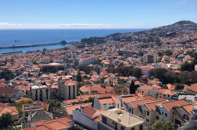 Widok na Funchal z kolejki linowej
