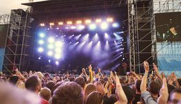 Zarzuty UOKiK dla organizatora koncertów i festiwali za zakaz wnoszenia bagaży i opłaty za depozyt