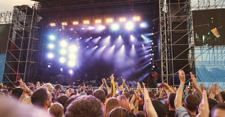 Zarzuty UOKiK dla organizatora koncertów i festiwali za zakaz wnoszenia bagaży i opłaty za depozyt