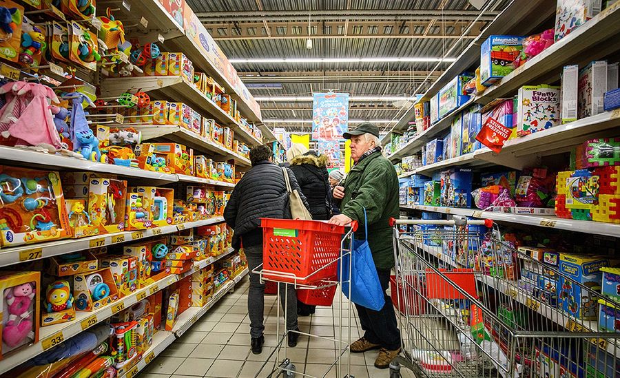Polacy pozytywnie oceniają ograniczenia w handlu. Najbardziej cieszą się wyborcy PiS
