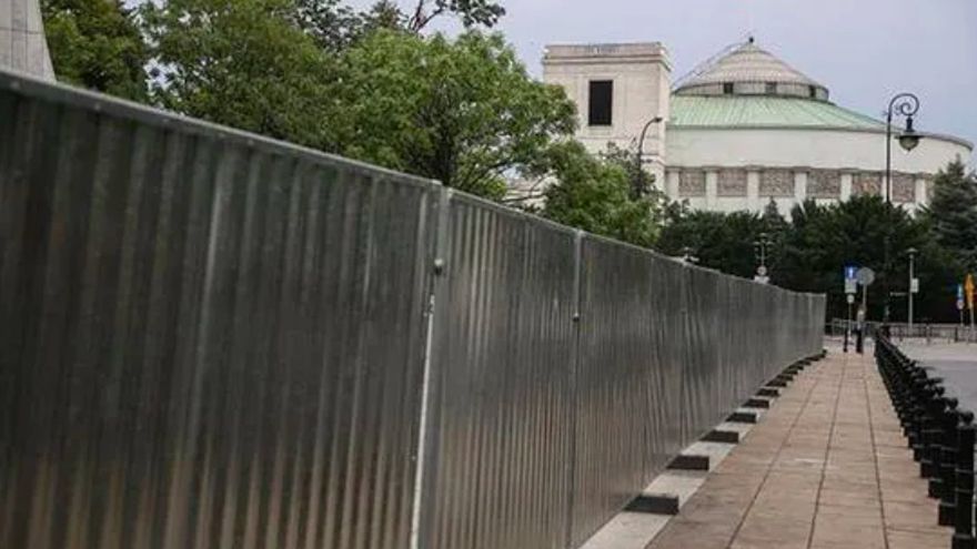 Warszawa. Sejm będzie jeszcze szczelniej oddzielony od ulicy. Rozstrzygnięty został przetarg na postawienie 2,5-metrowego ogrodzenia ze stalowych prętów