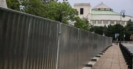 Warszawa. Sejm jak twierdza. Stalowe pręty i wysokie zasieki oddzielą Wiejską