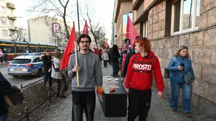 Łódź: Trumna przed siedzibą Zarządu Lokali Miejskich. Protest lokatorów, szarpanina i policja legitymująca jednego z protestujących