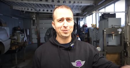 Rozgrzewać na postoju, czy jechać? Znany youtuber porównał dwa sposoby