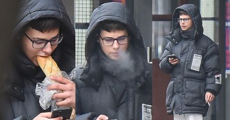 Allan Krupa zaopatrzony w broń na "ODPĘDZANIE KOBIET" przemierza warszawskie ulice, puszczając DYMKA (ZDJĘCIA)