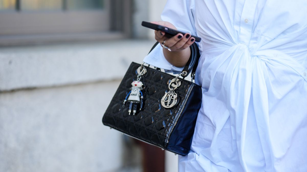 Klienci kupujący torebki topowych marek płacą nie tylko za produkty potrzebne do ich wykonania i sam proces produkcji, ale również za prestiż