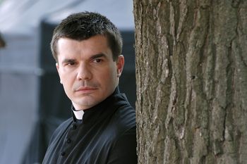 Grał wikarego w "Plebanii". Tak teraz wygląda